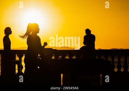 Salvador, Bahia, Brasilien - 31. Mai 2019: Silhouette unbekannter Menschen, die den Sonnenuntergang in Praia da Barra in Salvador, Bahia, genießen. Stockfoto