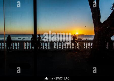 Salvador, Bahia, Brasilien - 31. Mai 2019: Silhouette unbekannter Menschen, die den Sonnenuntergang in Praia da Barra in Salvador, Bahia, genießen. Stockfoto