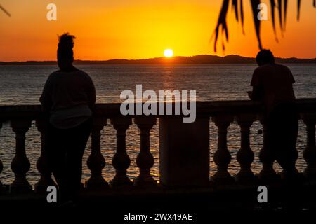 Salvador, Bahia, Brasilien - 31. Mai 2019: Menschen in Silhouette werden beim Sonnenuntergang am Strand von Porto da Barra beobachtet. Stadt Salvador, Bahia. Stockfoto