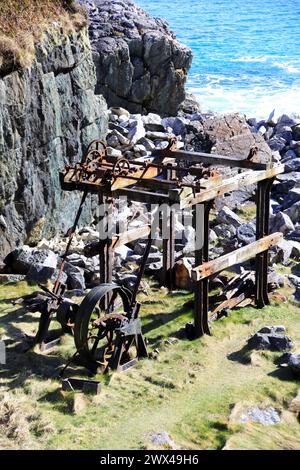 Alte rostige Ausrüstung im stillgelegten Marmorbruch auf der Isle of Iona in den Inneren Hebriden Schottlands Stockfoto