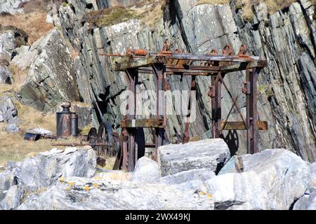 Alte rostige Ausrüstung im stillgelegten Marmorbruch auf der Isle of Iona in den Inneren Hebriden Schottlands Stockfoto