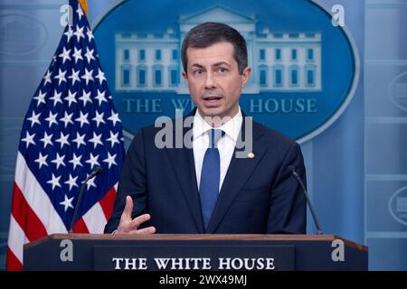 US-Verkehrsminister Pete Buttigieg nimmt am Mittwoch, den 27. März, an einer Pressekonferenz im James Brady Press Briefing Room des Weißen Hauses in Washington, DC, Teil. 2024. US-Verkehrsminister Pete Buttigieg und Stellvertretender Kommandant für Operationen der Küstenwache der Vereinigten Staaten, Vizeadmiral Peter Gautier, nahmen an der Pressekonferenz Teil, um den Zusammenbruch der Francis Scott Key Memorial Bridge zu erörtern. was sechs mutmaßliche Tote hinterließ, nachdem ein Frachtschiff die Brücke getroffen und am 26. März zerstört hatte. Foto: Michael Reynolds/UPI Stockfoto
