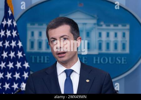 US-Verkehrsminister Pete Buttigieg nimmt am Mittwoch, den 27. März, an einer Pressekonferenz im James Brady Press Briefing Room des Weißen Hauses in Washington, DC, Teil. 2024. US-Verkehrsminister Pete Buttigieg und Stellvertretender Kommandant für Operationen der Küstenwache der Vereinigten Staaten, Vizeadmiral Peter Gautier, nahmen an der Pressekonferenz Teil, um den Zusammenbruch der Francis Scott Key Memorial Bridge zu erörtern. was sechs mutmaßliche Tote hinterließ, nachdem ein Frachtschiff die Brücke getroffen und am 26. März zerstört hatte. Foto: Michael Reynolds/UPI Stockfoto