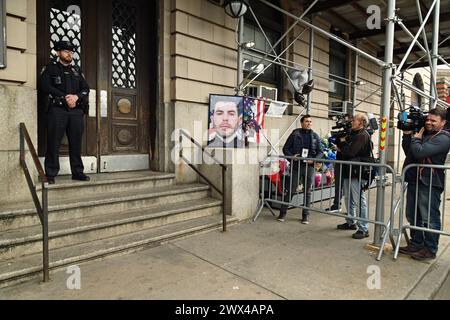 27. März 2024, %G: (Neuer) Polizeibeamter in New York City erschossen. Marcch 27. 2024, Far Rockaway, Queens, New York, USA. Jonathan Diller, 31 Jahre alt, wurde bei einem Verkehrsstopp in Queens, NYC, getötet.&#XA;beide Verdächtigen wurden wegen des Verbrechens verhaftet, Guy Rivera (der Schütze) und Lindy Jones, der Fahrer des Fahrzeugs. Jones wird angeklagt wegen kriminellen Besitzes einer Waffe und des Besitzes einer beschädigten Schusswaffe, was bedeutet, es war eine Geisterwaffe. Beide Männer haben eine lange kriminelle Geschichte. Jones wurde heute zur zentralen Buchung (siehe Fotos) gebracht&#XA;Credit Victor M. Matos/Thenews2 (Foto: Victor M. Matos/thenew Stockfoto