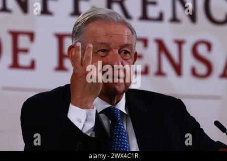 Mexiko-Stadt, Mexiko. März 2024. Mexikanischer Präsident Andres Manuel Lopez Obrador gestikuliert während einer Briefing-Konferenz im National Pale, während er Medienfragen beantwortet. Am 27. März 2024 in Mexiko-Stadt. (Kreditbild: © Carlos Santiago/eyepix via ZUMA Press Wire) NUR REDAKTIONELLE VERWENDUNG! Nicht für kommerzielle ZWECKE! Stockfoto