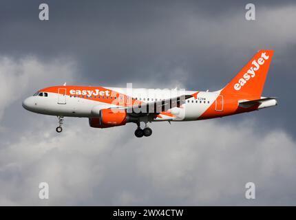 Ein Airbus A319 von easyjet nähert sich dem Flughafen London Gatwick Stockfoto