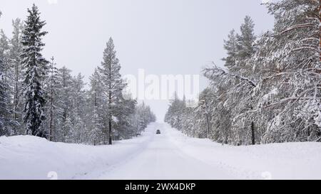 Straße durch ein Winterwunderland, Idre in Schweden. Stockfoto