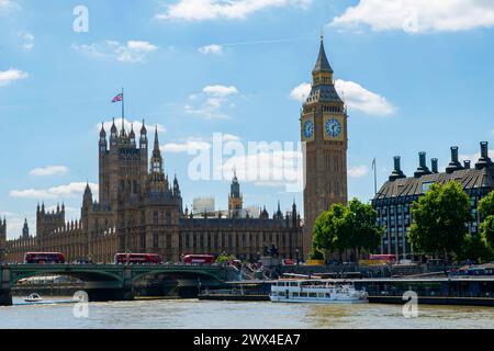 Big Ben und die Houses of Parliament, Wahrzeichen Londons, sonnen sich im Sonnenschein entlang der lebhaften Themse Stockfoto