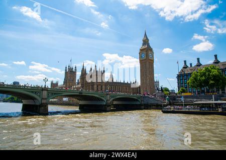 Big Ben und die Houses of Parliament erstrahlen unter dem blauen Himmel Londons Stockfoto