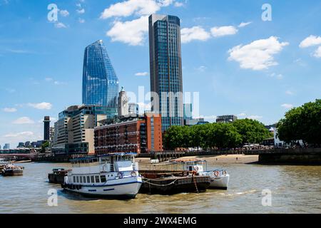 Londons moderne Skyline entlang der Themse mit berühmten Gebäuden wie The Shard. Stockfoto