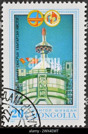 Von der Mongolei gedruckte Briefmarke, die Kosmonauten zeigt, die die Sojus-Kapsel betreten, erster sowjetisch-mongolischer Raumflug, um 1981. Stockfoto