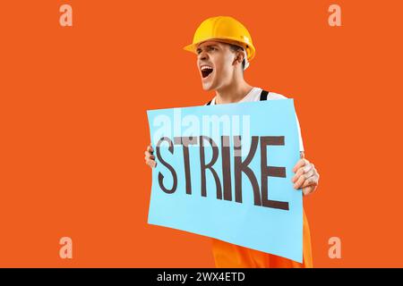 Protest gegen die Feuerwehr, die ein Plakat mit WORTSCHLAG auf orangem Hintergrund hält Stockfoto