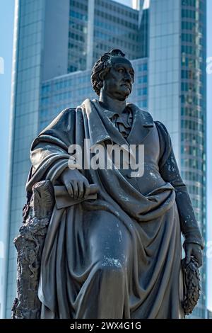 Statue vor Wolkenkratzern Stockfoto