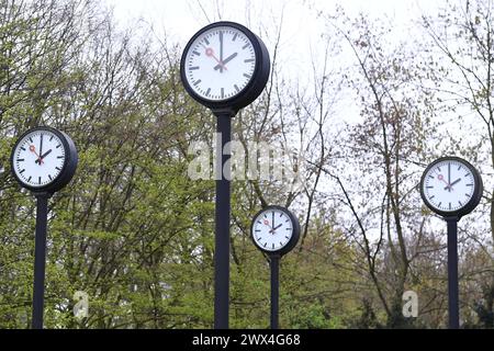 Zeitumstellung 2024 auf Sommerzeit mit der Zeitumstellung am 31. März 2024 beginnt wieder die Sommerzeit. In der Nacht zum Ostersonntag werden die Uhren eine Stunde vorgestellt. Abends bleibt es dann länger hell und morgens länger dunkel. *** Zeitumstellung auf Sommerzeit 2024 die Sommerzeit beginnt wieder mit der Zeitumstellung am 31. März 2024 in der Nacht vom Ostersonntag werden die Uhren um eine Stunde vorgestellt, sie bleiben abends länger hell und morgens länger dunkel xRx Stockfoto