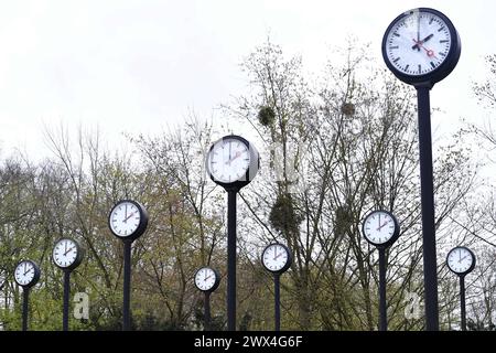 Zeitumstellung 2024 auf Sommerzeit mit der Zeitumstellung am 31. März 2024 beginnt wieder die Sommerzeit. In der Nacht zum Ostersonntag werden die Uhren eine Stunde vorgestellt. Abends bleibt es dann länger hell und morgens länger dunkel. *** Zeitumstellung auf Sommerzeit 2024 die Sommerzeit beginnt wieder mit der Zeitumstellung am 31. März 2024 in der Nacht vom Ostersonntag werden die Uhren um eine Stunde vorgestellt, sie bleiben abends länger hell und morgens länger dunkel xRx Stockfoto