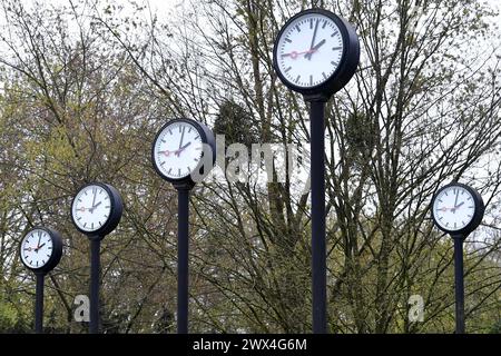 Zeitumstellung 2024 auf Sommerzeit mit der Zeitumstellung am 31. März 2024 beginnt wieder die Sommerzeit. In der Nacht zum Ostersonntag werden die Uhren eine Stunde vorgestellt. Abends bleibt es dann länger hell und morgens länger dunkel. *** Zeitumstellung auf Sommerzeit 2024 die Sommerzeit beginnt wieder mit der Zeitumstellung am 31. März 2024 in der Nacht vom Ostersonntag werden die Uhren um eine Stunde vorgestellt, sie bleiben abends länger hell und morgens länger dunkel xRx Stockfoto