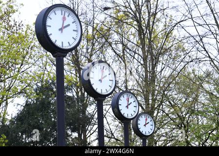 Zeitumstellung 2024 auf Sommerzeit mit der Zeitumstellung am 31. März 2024 beginnt wieder die Sommerzeit. In der Nacht zum Ostersonntag werden die Uhren eine Stunde vorgestellt. Abends bleibt es dann länger hell und morgens länger dunkel. *** Zeitumstellung auf Sommerzeit 2024 die Sommerzeit beginnt wieder mit der Zeitumstellung am 31. März 2024 in der Nacht vom Ostersonntag werden die Uhren um eine Stunde vorgestellt, sie bleiben abends länger hell und morgens länger dunkel xRx Stockfoto