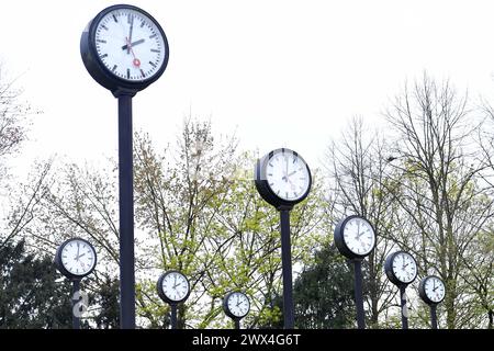 Zeitumstellung 2024 auf Sommerzeit mit der Zeitumstellung am 31. März 2024 beginnt wieder die Sommerzeit. In der Nacht zum Ostersonntag werden die Uhren eine Stunde vorgestellt. Abends bleibt es dann länger hell und morgens länger dunkel. *** Zeitumstellung auf Sommerzeit 2024 die Sommerzeit beginnt wieder mit der Zeitumstellung am 31. März 2024 in der Nacht vom Ostersonntag werden die Uhren um eine Stunde vorgestellt, sie bleiben abends länger hell und morgens länger dunkel xRx Stockfoto