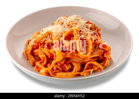 Tagliatelle Eiernudeln mit Tomatensauce und geriebenem Parmesankäse in weißer Platte isoliert auf weiß mit Schnittpfad enthalten Stockfoto