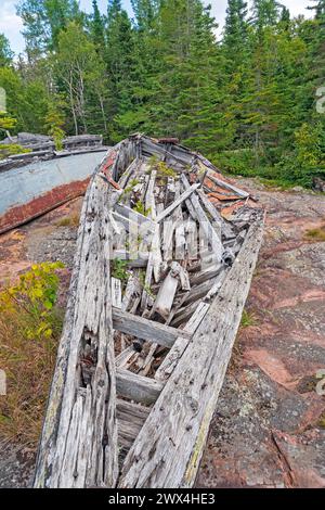 Verrottende Boote an einer abgelegenen Küste am Lake Superior im Neys Provincial Park in Ontario Stockfoto