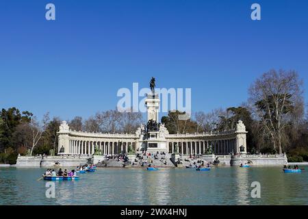 Madrid, Spanien. März 2024. Madrid, Spanien, 12. März 2024: Allgemeiner Blick auf den Großen Teich von El Retiro (Estanque Grande de El Retiro) und das Denkmal für Alfonso XII. In Madrid, Spanien. (Daniela J. Porcelli/SPP) Credit: SPP Sport Press Photo. /Alamy Live News Stockfoto