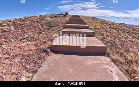 Ein paar Schritte entlang des Giant Logs Trail führt zu einem malerischen Ausblick im Petrified Forest National Park Arizona. Stockfoto