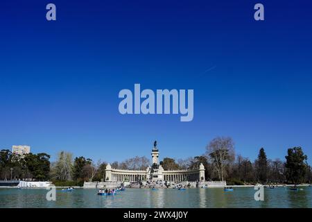 Madrid, Spanien. März 2024. Madrid, Spanien, 12. März 2024: Allgemeiner Blick auf den Großen Teich von El Retiro (Estanque Grande de El Retiro) und das Denkmal für Alfonso XII. In Madrid, Spanien. (Daniela J. Porcelli/SPP) Credit: SPP Sport Press Photo. /Alamy Live News Stockfoto