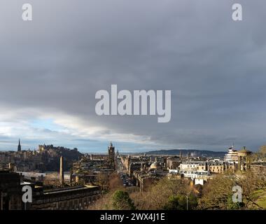 Donnerstag, 25. Januar 2024: Ein malerischer Blick auf die Skyline von Edinburgh mit Edinburgh Castle auf der linken Seite gegenüber Calton Hill auf der rechten Seite Stockfoto