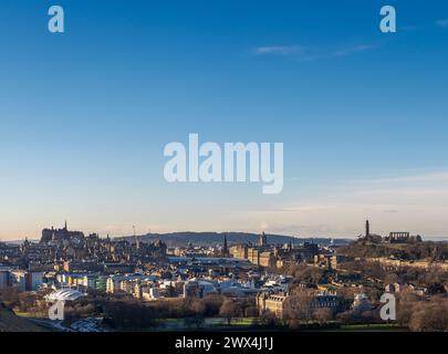 Donnerstag, der 18. Januar 2024: Ein malerischer Blick auf die Skyline von Edinburgh mit Edinburgh Castle auf der linken Seite gegenüber Calton Hill auf der rechten Seite Stockfoto