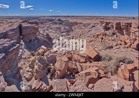 Zerbröckelnde Klippen einer mesa in der Nähe von Hamilili Point am südlichen Ende des Petrified Forest National Park Arizona. Stockfoto