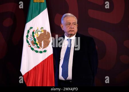 Mexiko-Stadt, Mexiko. März 2024. 27. März 2024, Mexiko-Stadt, Mexiko: Mexikos Präsident Andres Manuel Lopez Obrador, schaut während seiner Briefing-Konferenz im National Pale in die Medien. Am 27. März 2024 in Mexiko-Stadt. (Foto: Luis Barron/Eyepix Group/SIPA USA) Credit: SIPA USA/Alamy Live News Stockfoto