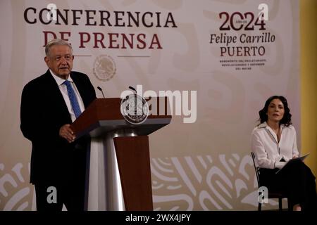 Mexiko-Stadt, Mexiko. März 2024. 27. März 2024, Mexiko-Stadt: Mexikos Präsident Andres Manuel Lopez Obrador spricht während seiner Briefing-Konferenz vor den Medien im National Pale. Am 27. März 2024 in Mexiko-Stadt. (Foto: Luis Barron/Eyepix Group/SIPA USA) Credit: SIPA USA/Alamy Live News Stockfoto