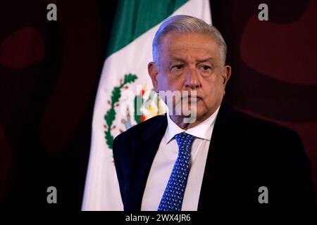 Mexiko-Stadt, Mexiko. März 2024. 27. März 2024, Mexiko-Stadt, Mexiko: Mexikos Präsident Andres Manuel Lopez Obrador, schaut während seiner Briefing-Konferenz im National Pale in die Medien. Am 27. März 2024 in Mexiko-Stadt. (Foto: Luis Barron/Eyepix Group/SIPA USA) Credit: SIPA USA/Alamy Live News Stockfoto