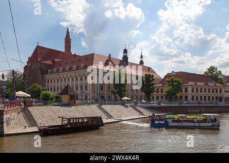 Breslau, Polen – 05. Juni 2019: Das Institut für polnische Studien (Polnisch Instytut Filologii Polskiej Uniwersytetu Wrocławskiego) und die Kathedrale von Stockfoto