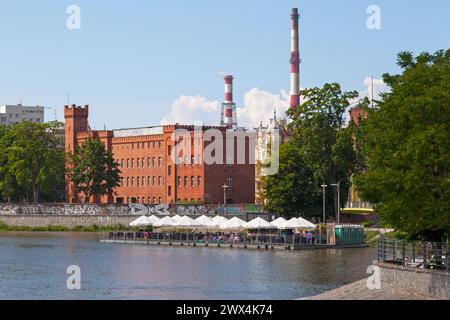 Breslau, Polen - 05. Juni 2019: Ehemaliges Gebäude eines Militärgefängnisses gegenüber der oder. Stockfoto