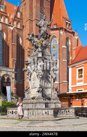 Breslau, Polen - 05. Juni 2019: Statue des Heiligen Johannes Nepomuk wurde 1732 von Jan Jiři Urbansky gegenüber der Stiftskirche Heiliges Kreuz und S. errichtet Stockfoto