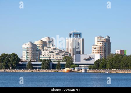 Jekaterinburg, Russland - 15. Juli 2018: Kino- und Konzerttheater „Cosmos“ entlang der Iset. Stockfoto