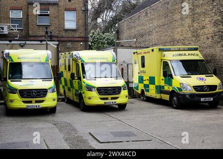 London, Großbritannien. März 2024. Krankenwagen wurden vor einer Ambulanzstation in London geparkt. Laut British Social Attitudes waren 2023 24 Prozent der Bevölkerung mit dem NHS zufrieden. (Foto: Steve Taylor/SOPA Images/SIPA USA) Credit: SIPA USA/Alamy Live News Stockfoto