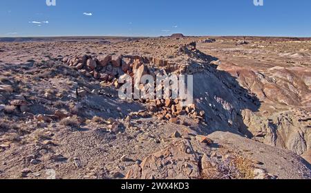 Die zerklüfteten Klippen einer mesa nahe Hamilili Point am südlichen Ende des Petrified Forest National Park Arizona. Stockfoto