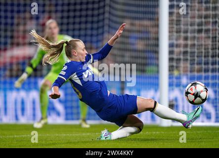 Aggie Beever-Jones von Chelsea streckt sich im Viertelfinale der UEFA Women's Champions League in Stamford Bridge, London, um den Ball zu gewinnen. Bilddatum: Mittwoch, 27. März 2024. Stockfoto