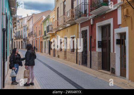 Typische Straße in der Altstadt von Denia, Alicante, Spanien Stockfoto