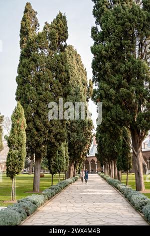 Gasse im zweiten Innenhof des Topkapı-Palastes, Istanbul, Türkei Stockfoto