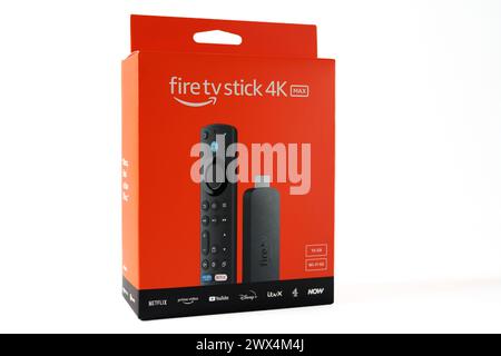 Amazon Fire TV Stick 4K MAX 2023 in der Originalverpackung isoliert auf weiß. Stafford, Großbritannien. März 2024. Stockfoto