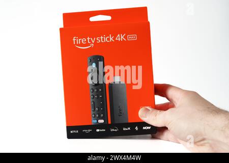 Amazon Fire TV Stick 4K MAX 2023 in der Originalverpackung isoliert auf weiß. Stafford, Großbritannien. März 2024. Stockfoto