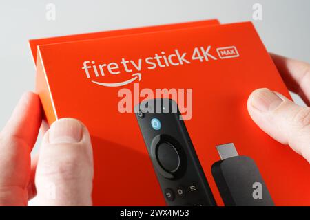 Amazon Fire TV Stick 4K MAX 2023 in der Originalverpackung isoliert auf weiß. Stafford, Großbritannien. März 2024. Stockfoto