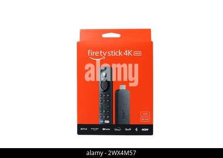 Amazon Fire TV Stick 4K MAX 2023 in der Originalverpackung isoliert auf weiß. Stafford, Großbritannien. März 2024. Stockfoto