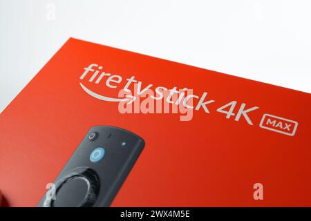 Amazon Fire TV Stick 4K MAX 2023 in der Originalverpackung isoliert auf weiß. Stafford, Großbritannien. März 2024. Stockfoto