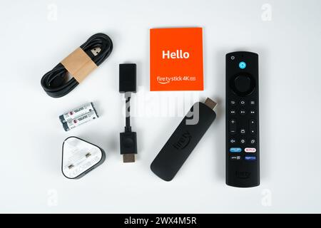 Inhalt der Amazon Fire TV Stick 4K MAX Box isoliert auf weiß. Stafford, Großbritannien. März 2024. Stockfoto