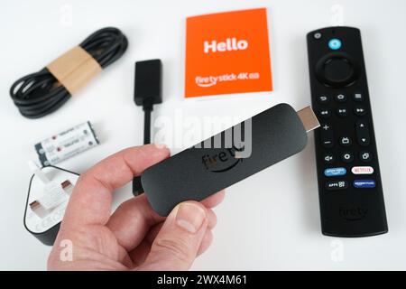 Inhalt der Amazon Fire TV Stick 4K MAX Box isoliert auf weiß. Stafford, Großbritannien. März 2024. Stockfoto