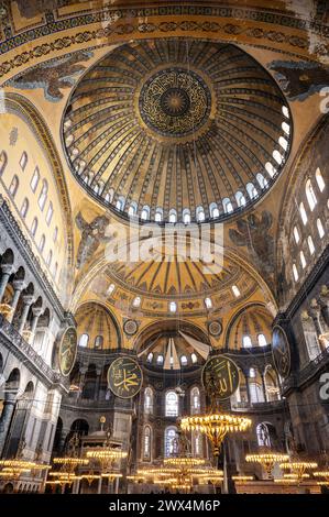 Kuppel und Innenraum der Hagia Sophia Moschee in Istanbul, Türkei Stockfoto